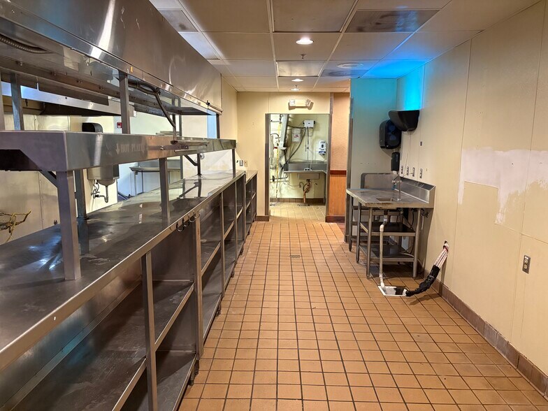 More Photos Of 121-133 Gage Blvd, Richland Freestanding For Lease