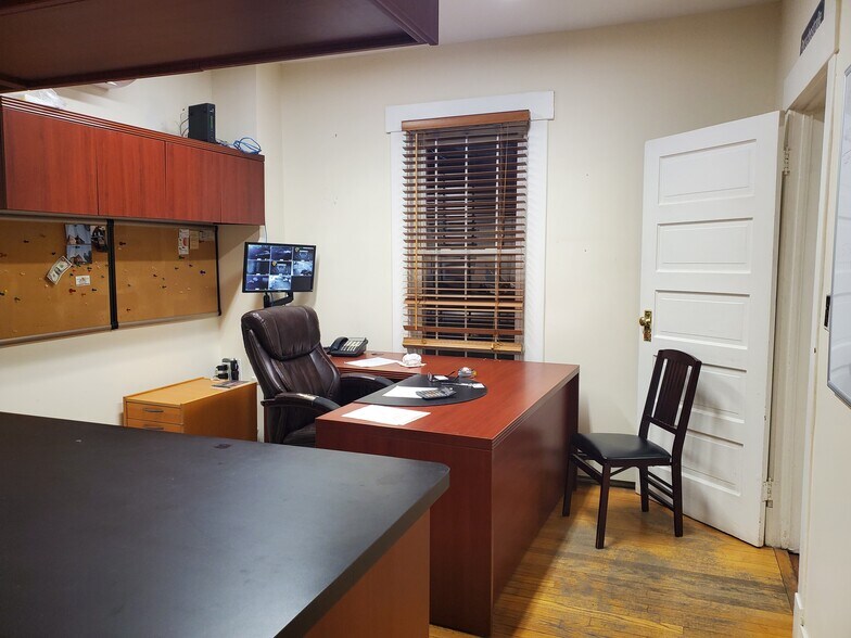 More Photos Of 52 Maple Pl, Amityville Office For Lease