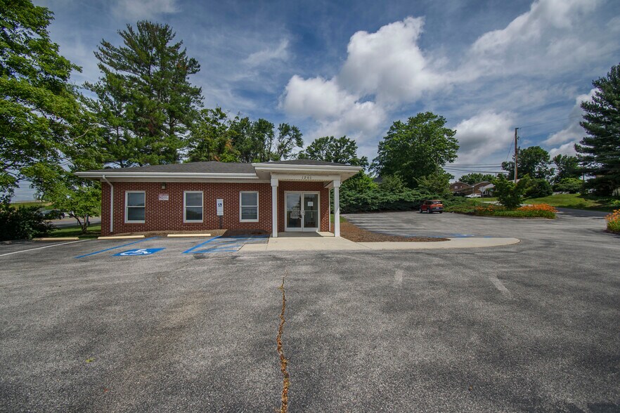 More Photos Of 1201 Elm St, Christiansburg Office For Sale