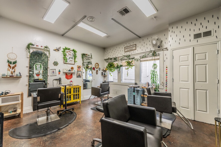 More Photos Of 250 W Olmos Dr, San Antonio Storefront Retail Office For Lease