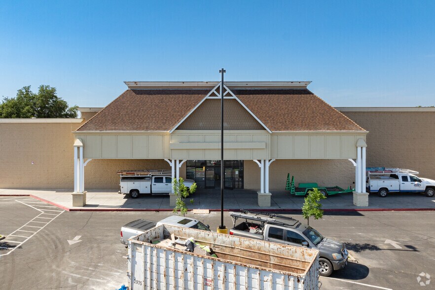 More Photos Of 2270 E El Monte Way, Dinuba Storefront For Lease