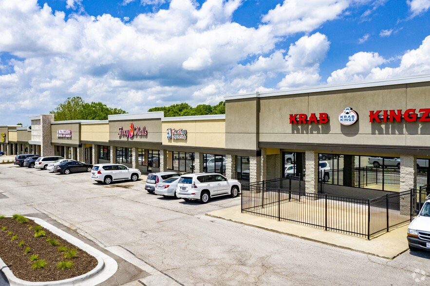 More Photos Of 276-346 SW Blue Pky, Lee's Summit Unknown For Lease