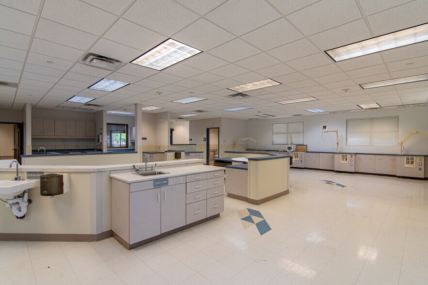 More Photos Of 201 W 5th St, Bonham Medical For Lease