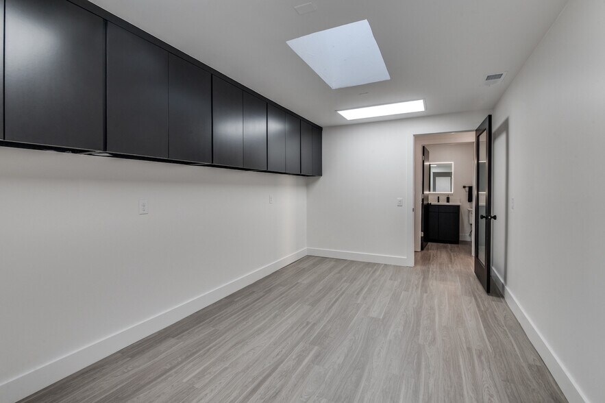 More Photos Of 6550 Lemmon Ave, Dallas Storefront Retail Office For Lease