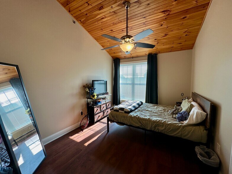 More Photos Of 1 Public Sq, Holley Apartments For Sale