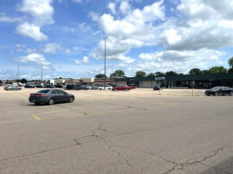 More Photos Of 2-20 Northpoint Dr, Streator General Retail For Sale