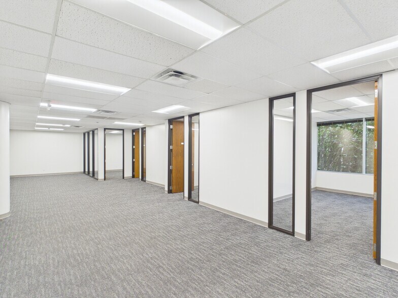 More Photos Of 4004 Belt Line Rd, Addison Unknown For Lease