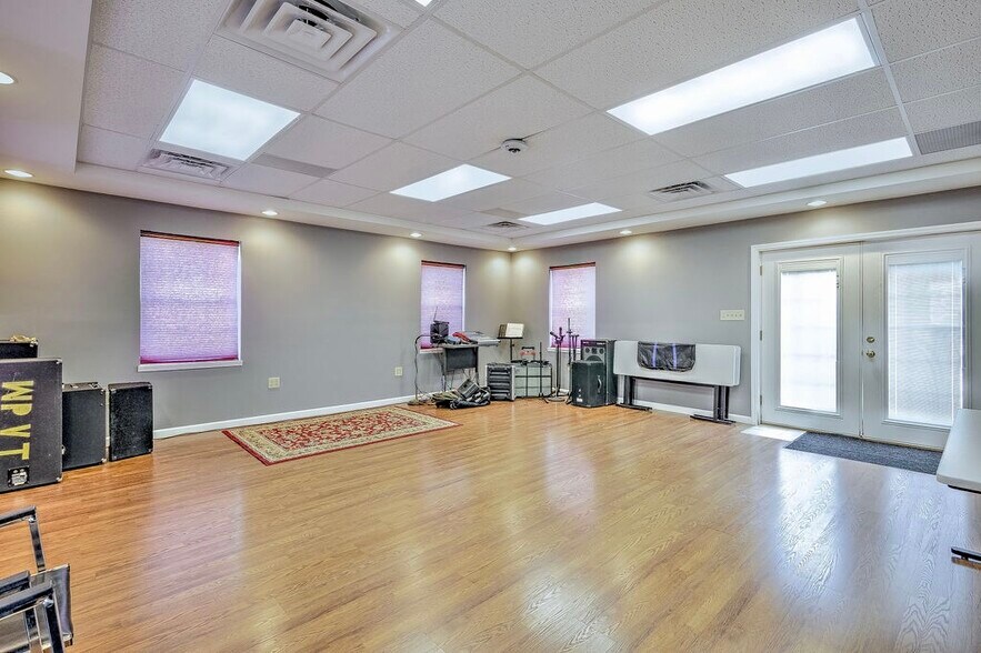 More Photos Of 719 Coshocton Ave, Mount Vernon Office For Sale