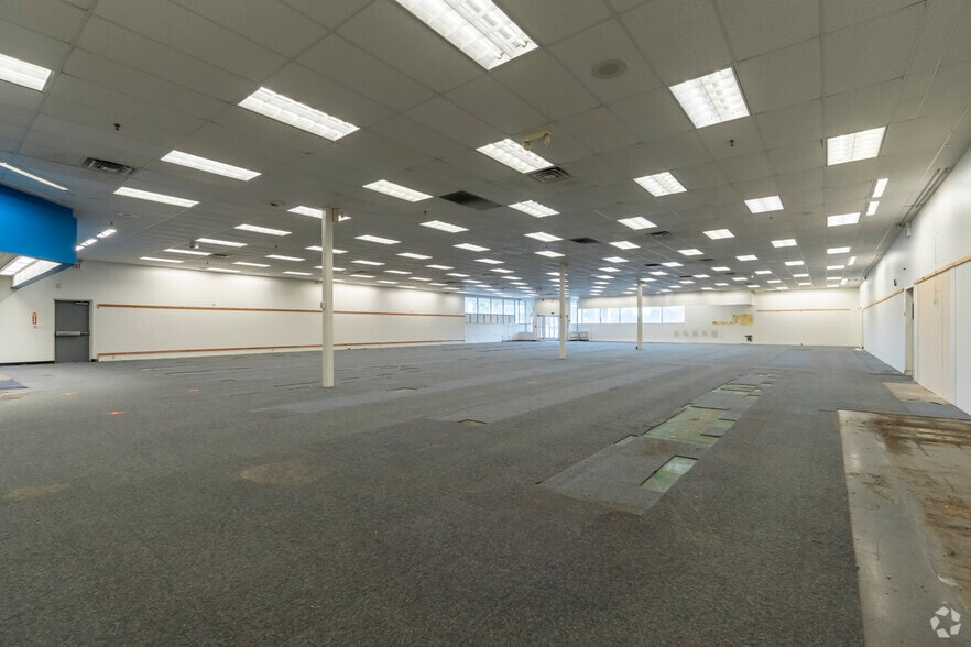 More Photos Of 5118 S Martin Luther King Jr Blvd, Lansing Drugstore For Sale