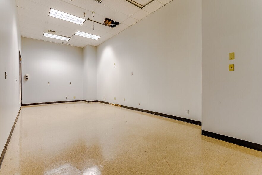 More Photos Of 2350 Valley View Ln, Dallas Loft Creative Space For Lease