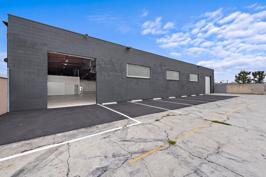 More Photos Of 2907 S Oak St, Santa Ana Warehouse For Lease