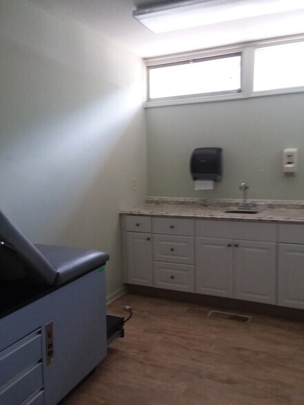 More Photos Of 327 Fullerton Ave, Newburgh Medical For Lease