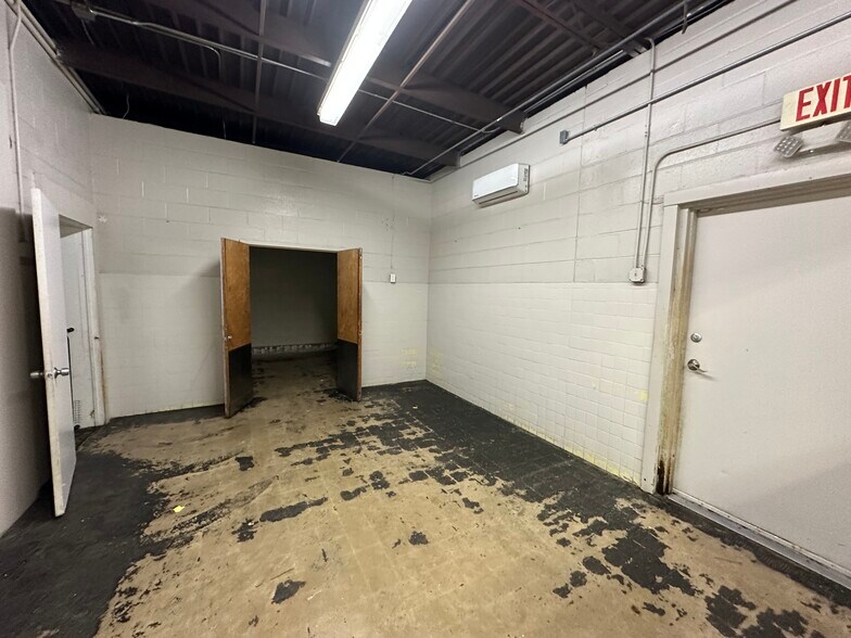 More Photos Of 5722-5724 Kenwick St, San Antonio Warehouse For Lease