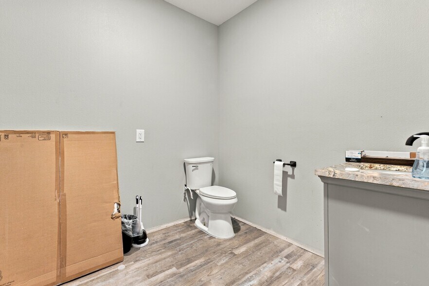 More Photos Of 1801 13th St, Levelland Light Distribution For Sale