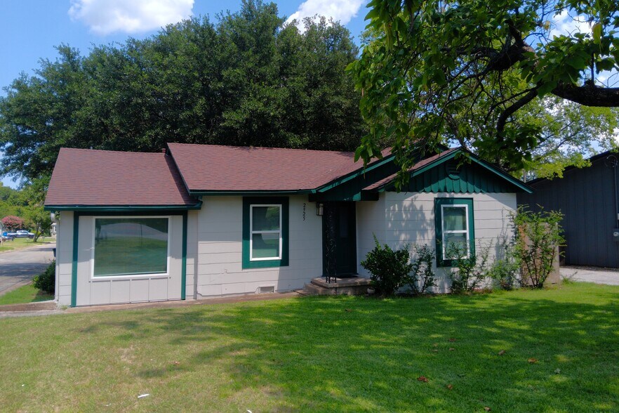 Primary Photo Of 2925 N Travis St, Sherman Office For Lease