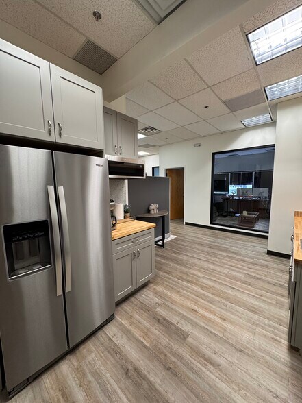 More Photos Of 2851 Charlevoix Dr SE, Grand Rapids Office For Lease