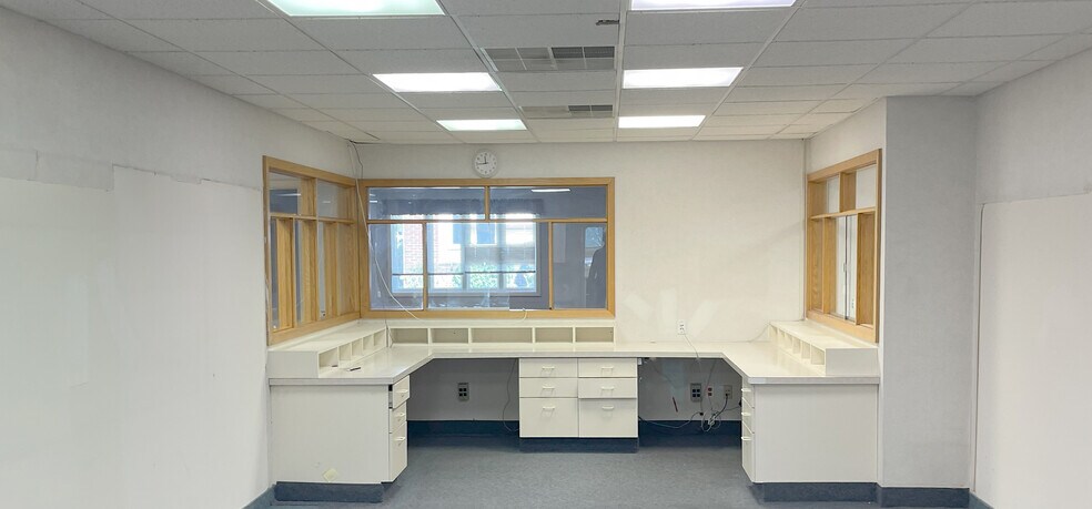 More Photos Of 800 Coventry Dr, Phillipsburg Office For Sale