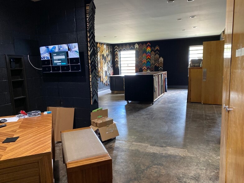 More Photos Of 4114 Frank St, Dallas Light Distribution For Sale