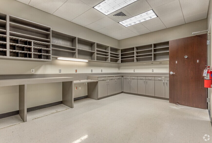 More Photos Of 5252 Ehrlich Rd, Tampa Bank For Lease