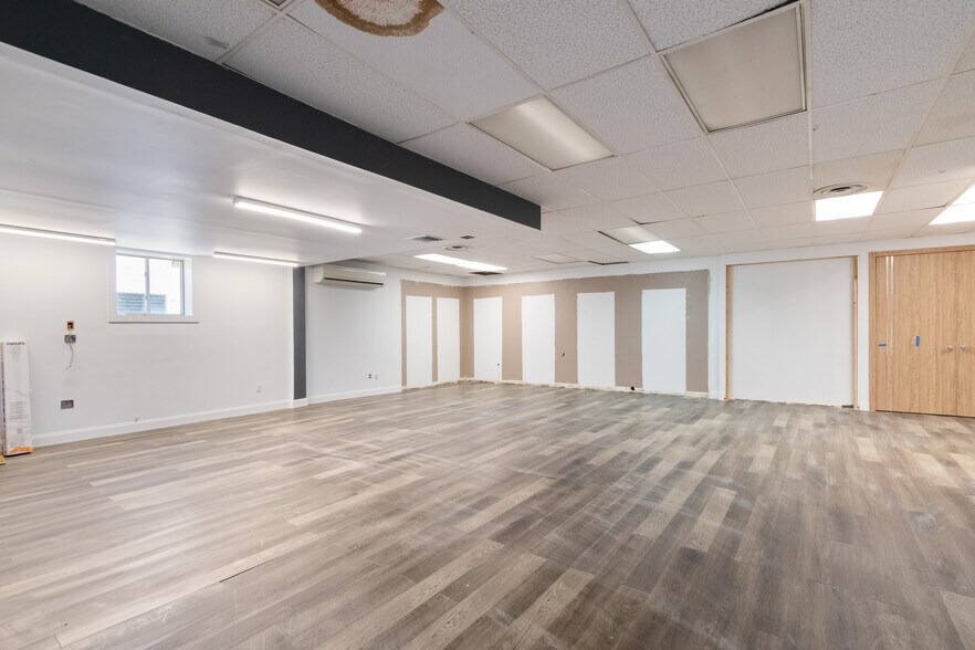 More Photos Of 435-437 Old Country Rd, Westbury Storefront For Lease