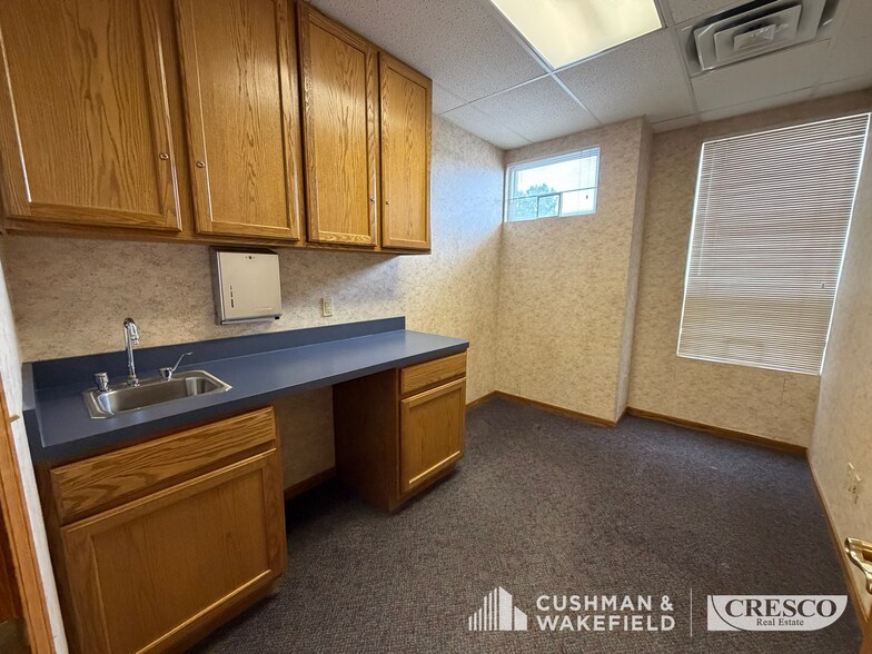 More Photos Of 5311 Meadow Lane Ct, Sheffield Village Office For Sale