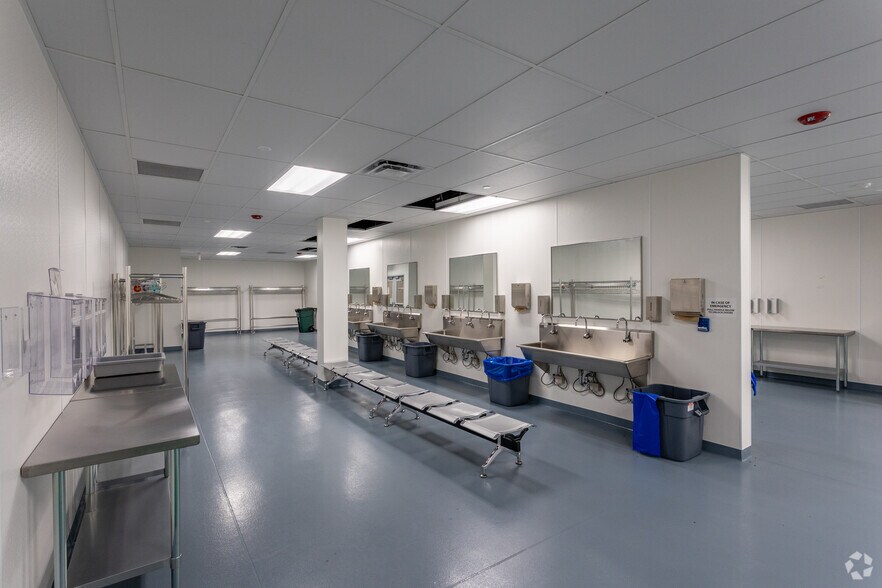 More Photos Of 3150 Barry Dr, Portland Manufacturing For Sale