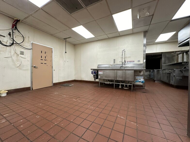 More Photos Of 18902 Northline Rd, Southgate Fast Food For Sale