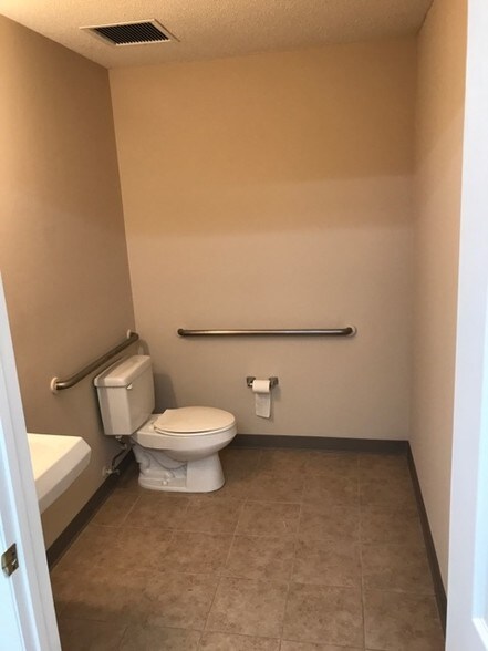 More Photos Of 13910 Fivay Rd, Hudson Medical For Lease