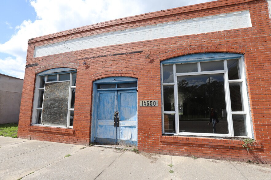 More Photos Of 14650 NE Waldo Rd, Waldo Storefront For Lease