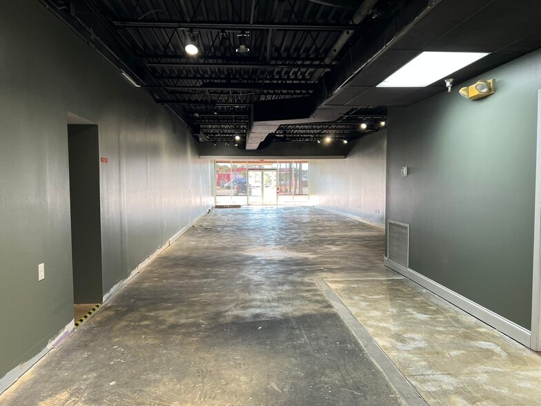 More Photos Of 9-27 Eglin Pky NE, Fort Walton Beach General Retail For Lease