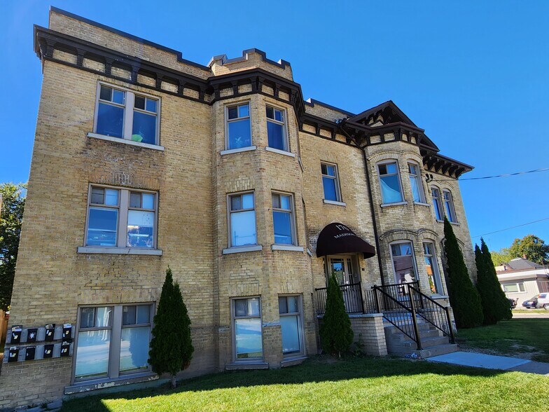 More Photos Of 170 Simcoe St S, Oshawa Apartments For Sale