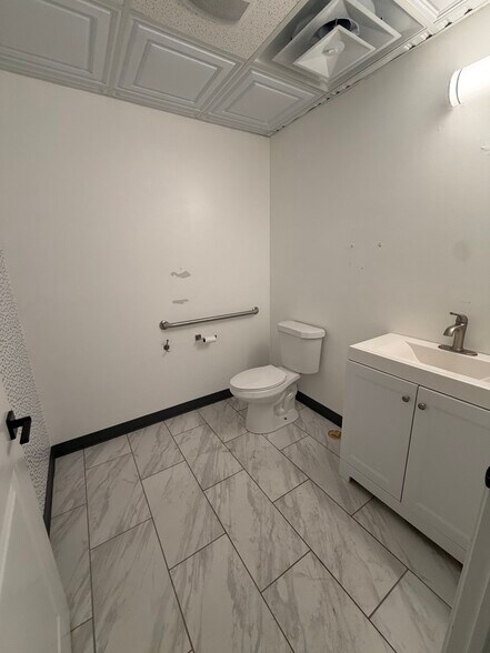 More Photos Of 11225 S Saginaw St, Grand Blanc Storefront Retail Office For Sale