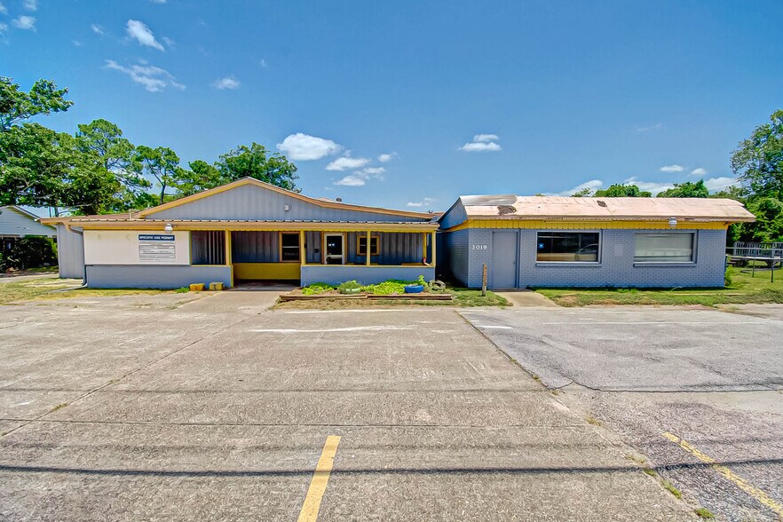 More Photos Of 3019 Dickinson Ave, Dickinson Freestanding For Sale