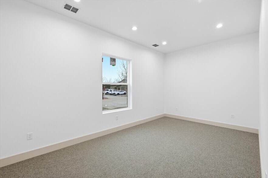 More Photos Of 203 E Debbie Ln, Mansfield Loft Creative Space For Lease
