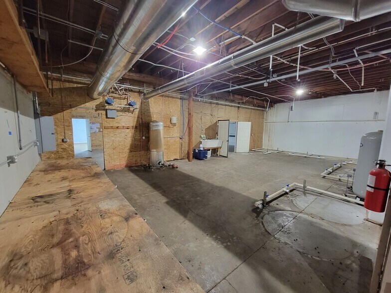 More Photos Of 3060 River Rd N, Salem Warehouse For Lease