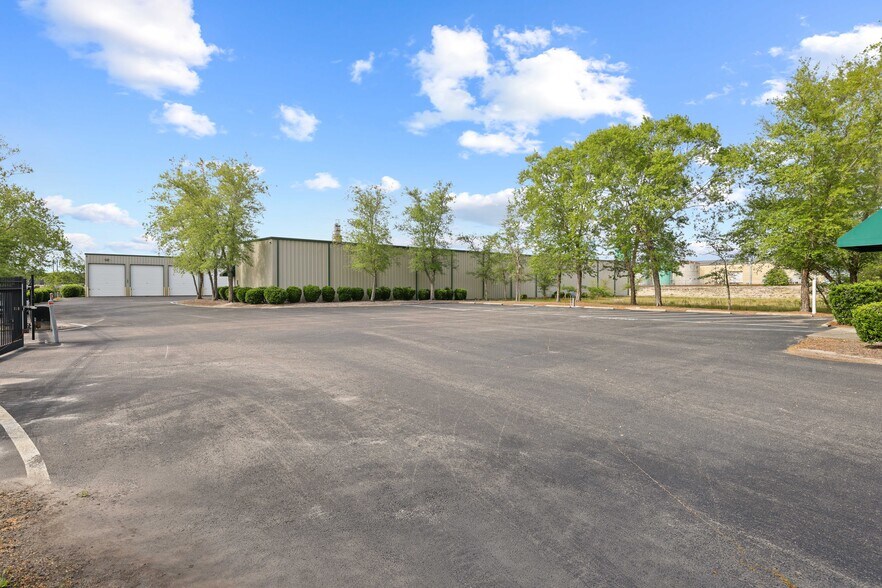 More Photos Of 202 Transcom Ct, Wilmington Self Storage For Lease