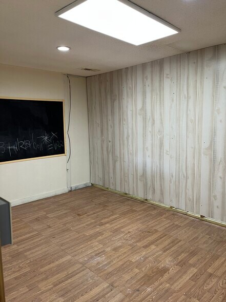 More Photos Of 992 W Park Dr, Anderson Manufacturing For Lease
