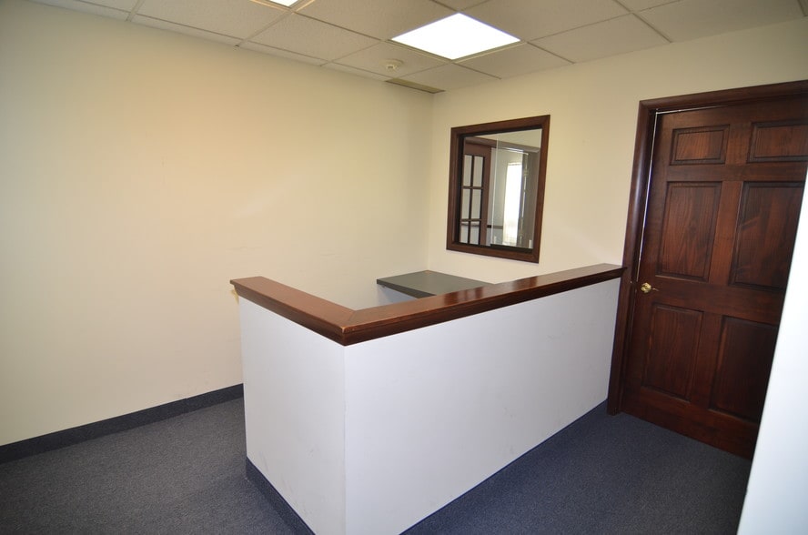 More Photos Of 107 W Main St, Clinton Office For Lease