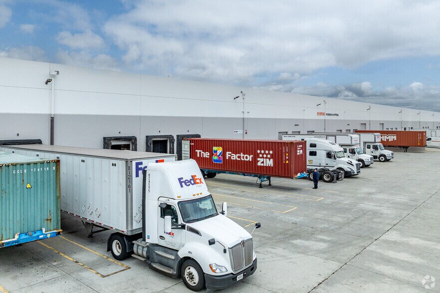 More Photos Of 18300 S Wilmington Ave, Rancho Dominguez Distribution For Lease