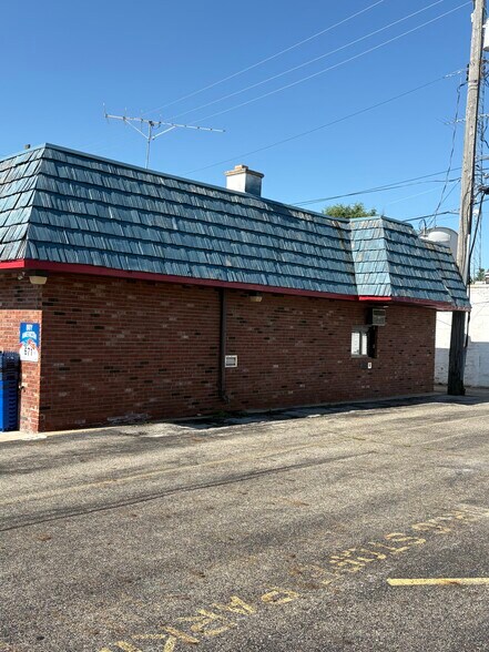 More Photos Of 301 N Michigan St, Plymouth Freestanding For Sale