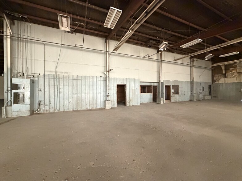 More Photos Of 200 W 61st St N, Wichita Warehouse For Lease