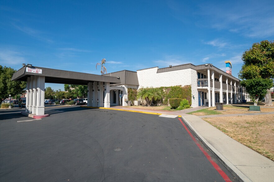 More Photos Of 840 S Indian Hill Blvd, Claremont Hotel For Sale