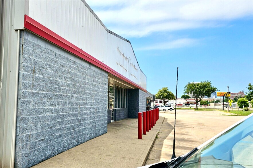 More Photos Of 820 NE Jefferson Ave, Peoria Freestanding For Lease