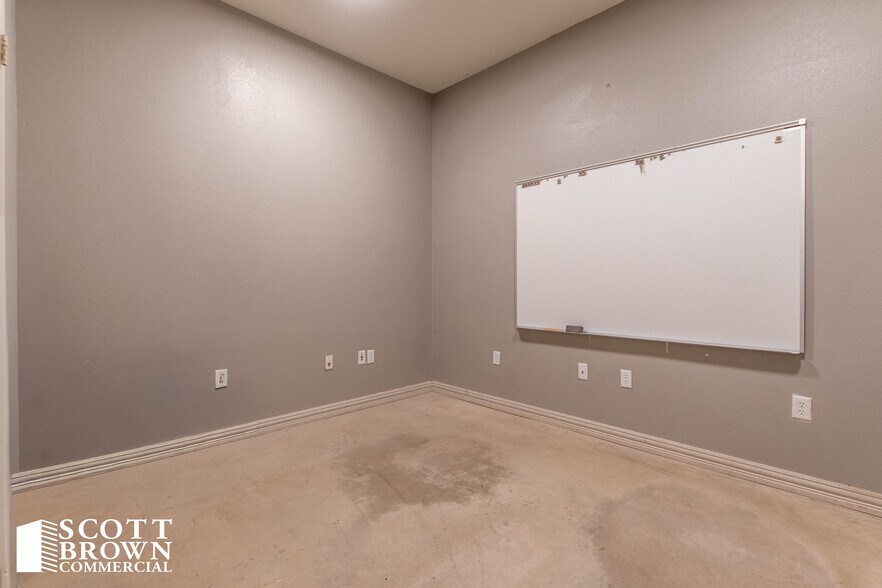 More Photos Of 1212 W Sherman Dr, Aubrey Showroom For Lease