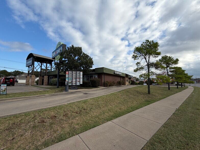 More Photos Of 1216 W Henderson St, Cleburne Freestanding For Lease