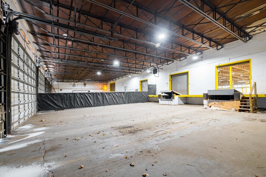 More Photos Of 2121-2225 W Fort St, Detroit Warehouse For Lease