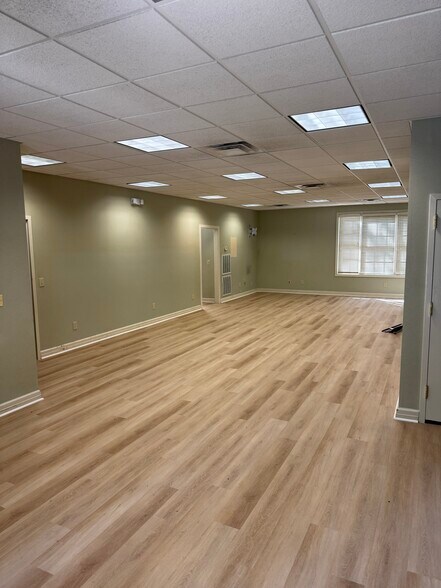 More Photos Of 611 E Glenn Ave, Auburn Office For Lease