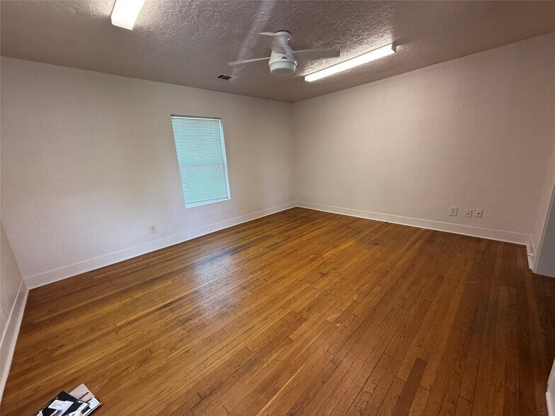 More Photos Of 6946 Moss Rose St, Houston Office For Sale