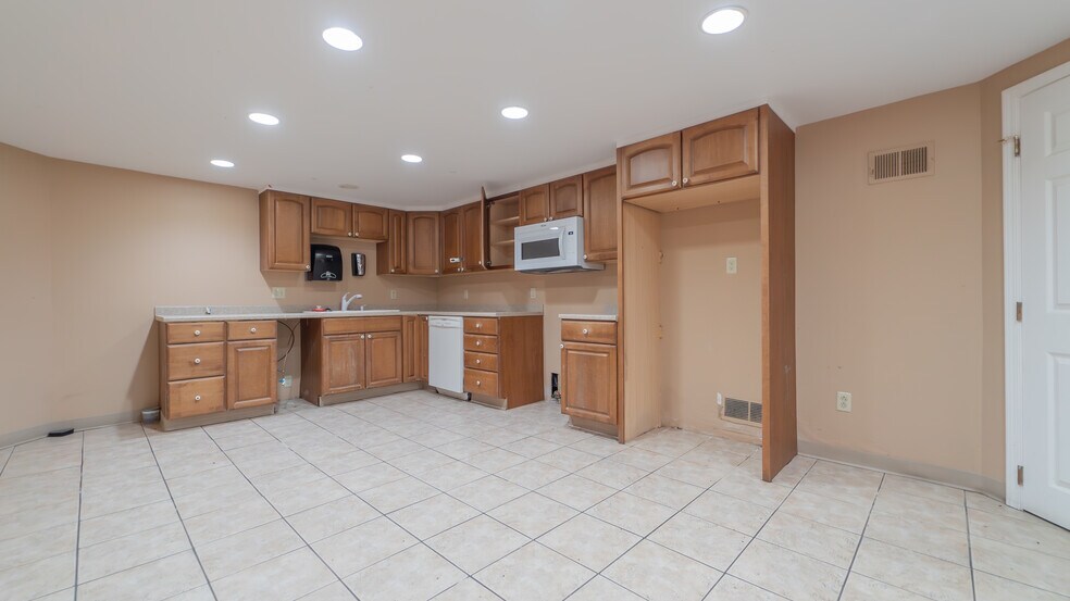 More Photos Of 710 Franklin St, Michigan City Freestanding For Lease