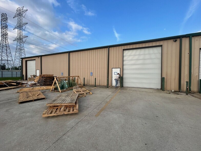More Photos Of 4748 Sherwood Ln, Houston Warehouse For Lease